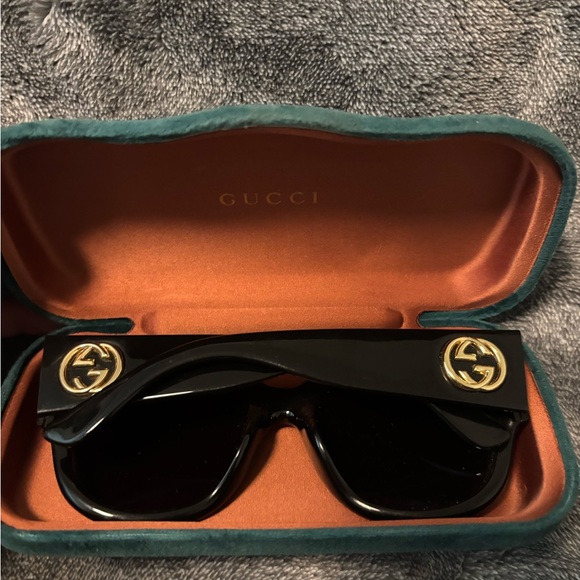 Gucci Black and gold Sunglasses - Picture 5 of 6